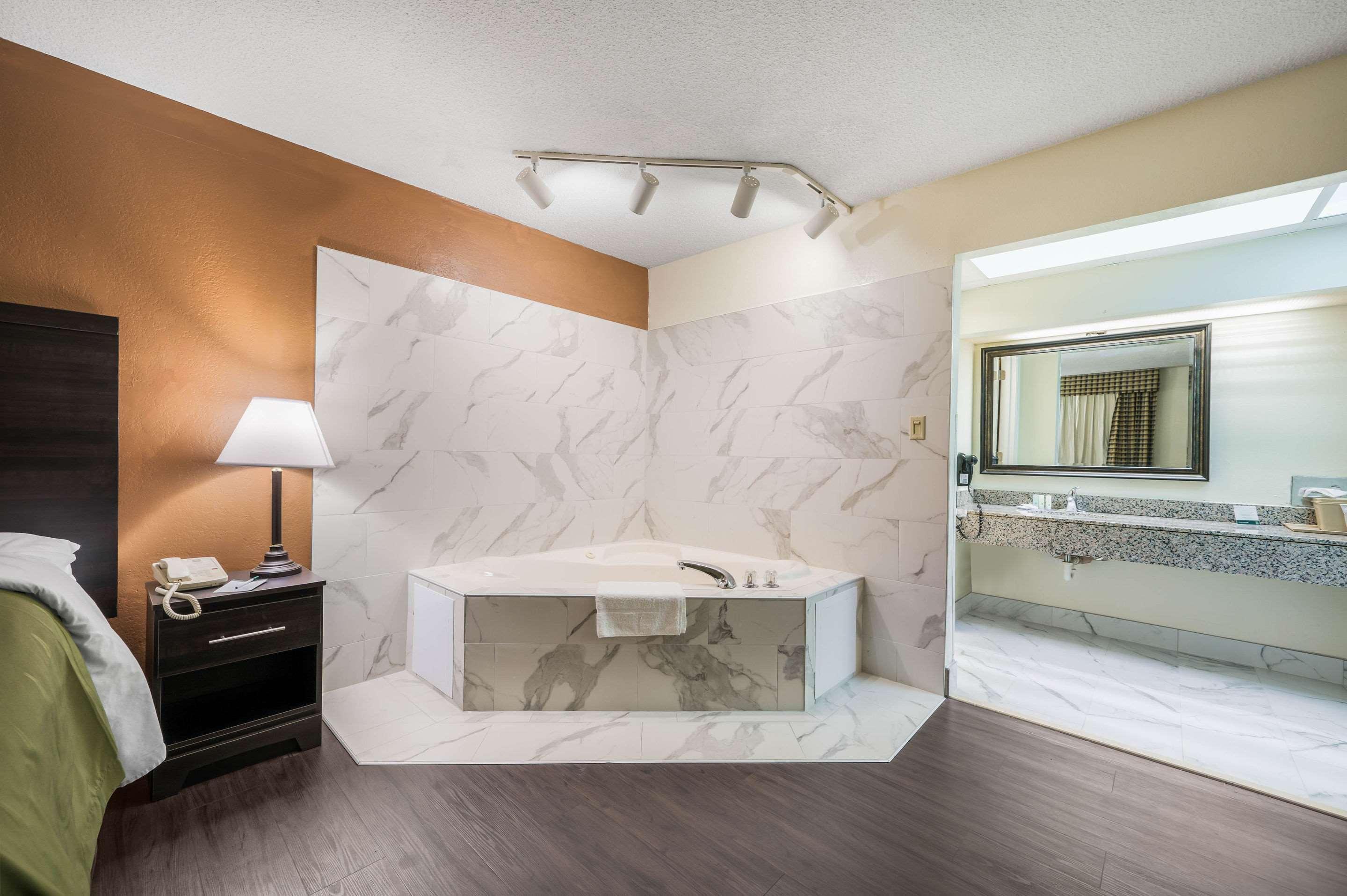 Quality Inn & Suites Corinth West Esterno foto